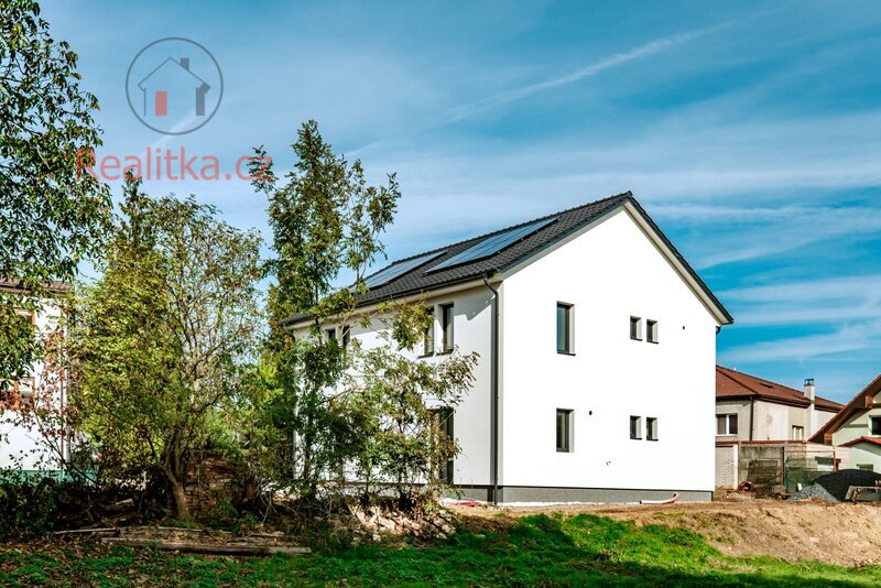 Prodej moderní novostavby dvojdomu ve Sluhách, okres Praha - východ