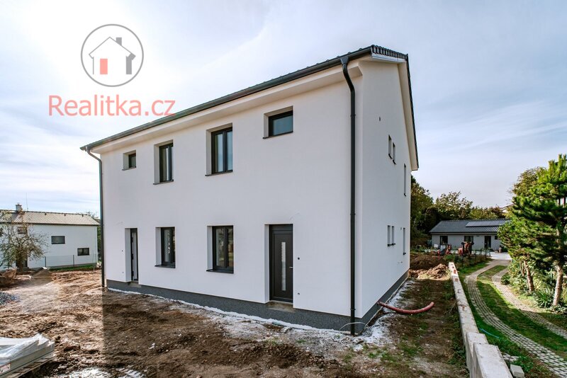 Prodej moderní novostavby dvojdomu ve Sluhách, okres Praha - východ