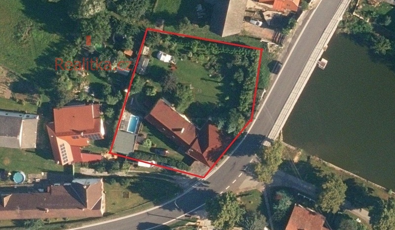 Exkluzivně vám nabízíme rodinný dům 5+1 s garáží a velkou zahradou ve Slapech u Tábora