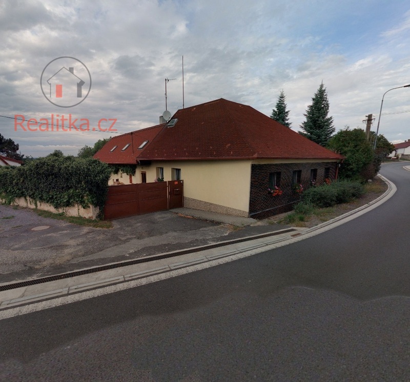 Exkluzivně vám nabízíme rodinný dům 5+1 s garáží a velkou zahradou ve Slapech u Tábora