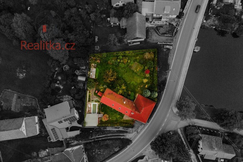 Exkluzivně vám nabízíme rodinný dům 5+1 s garáží a velkou zahradou ve Slapech u Tábora