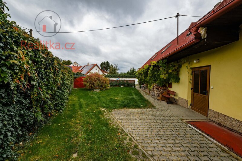 Exkluzivně vám nabízíme rodinný dům 5+1 s garáží a velkou zahradou ve Slapech u Tábora