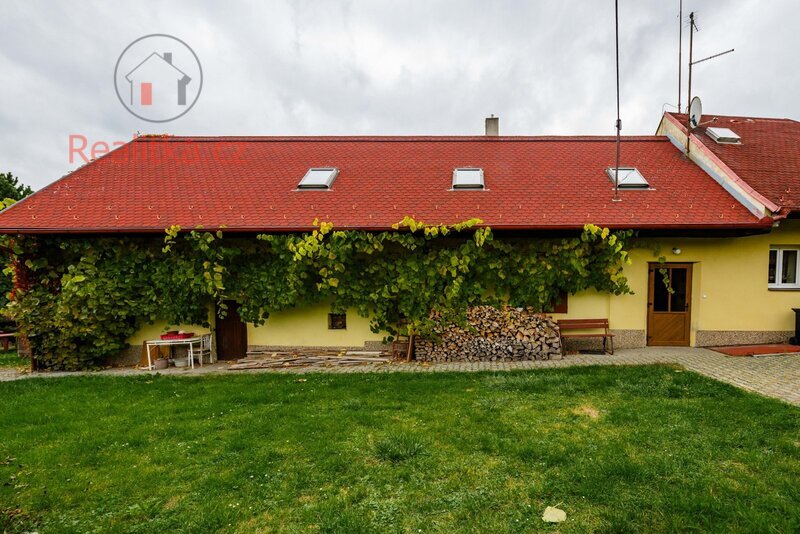 Exkluzivně vám nabízíme rodinný dům 5+1 s garáží a velkou zahradou ve Slapech u Tábora
