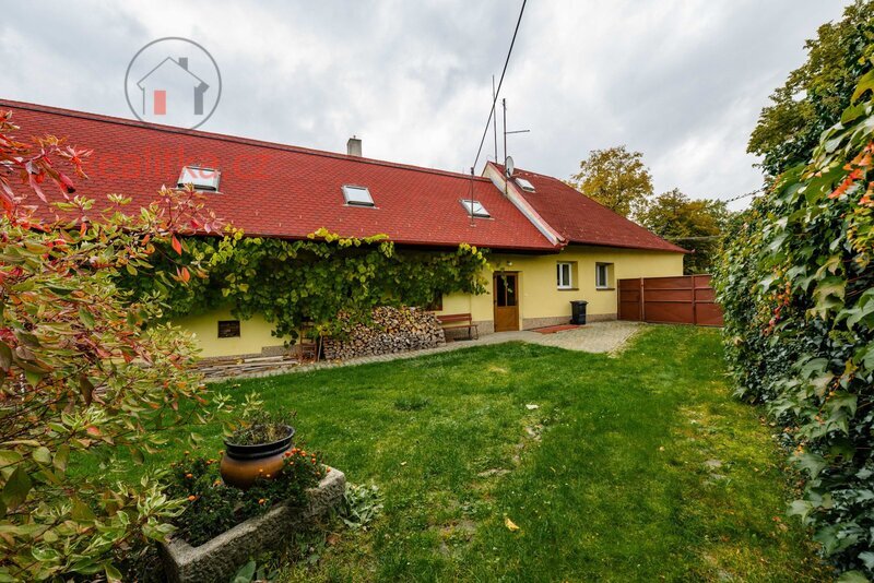 Exkluzivně vám nabízíme rodinný dům 5+1 s garáží a velkou zahradou ve Slapech u Tábora