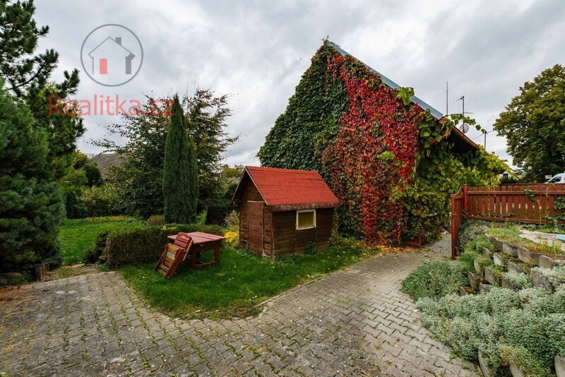 Exkluzivně vám nabízíme rodinný dům 5+1 s garáží a velkou zahradou ve Slapech u Tábora