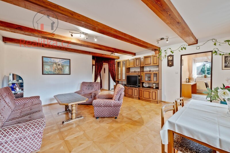 Exkluzivně vám nabízíme rodinný dům 5+1 s garáží a velkou zahradou ve Slapech u Tábora