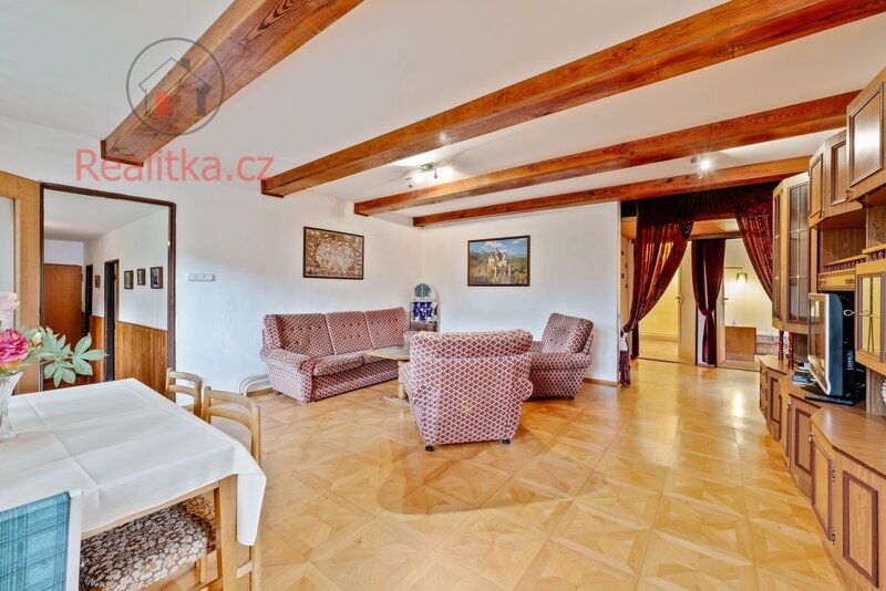 Exkluzivně vám nabízíme rodinný dům 5+1 s garáží a velkou zahradou ve Slapech u Tábora