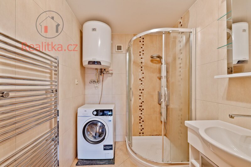 Exkluzivně vám nabízíme rodinný dům 5+1 s garáží a velkou zahradou ve Slapech u Tábora