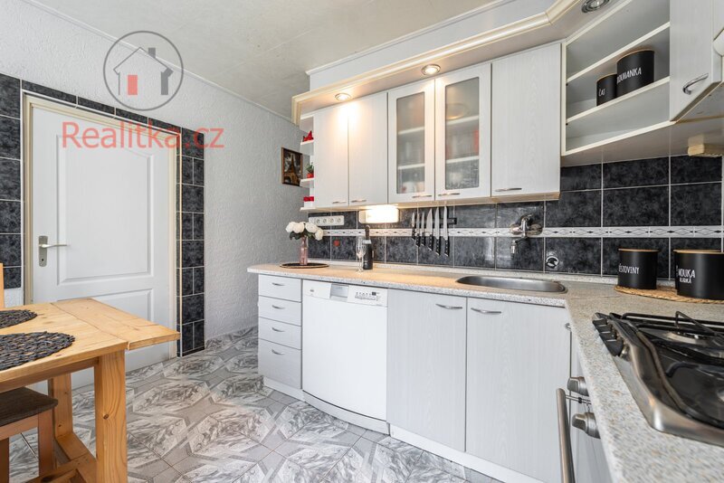 Prodej bytu 2 + 1 s příslušenstvím o celkové výměře 68,9 m² ve zvýšeném přízemí menšího panelového domu
