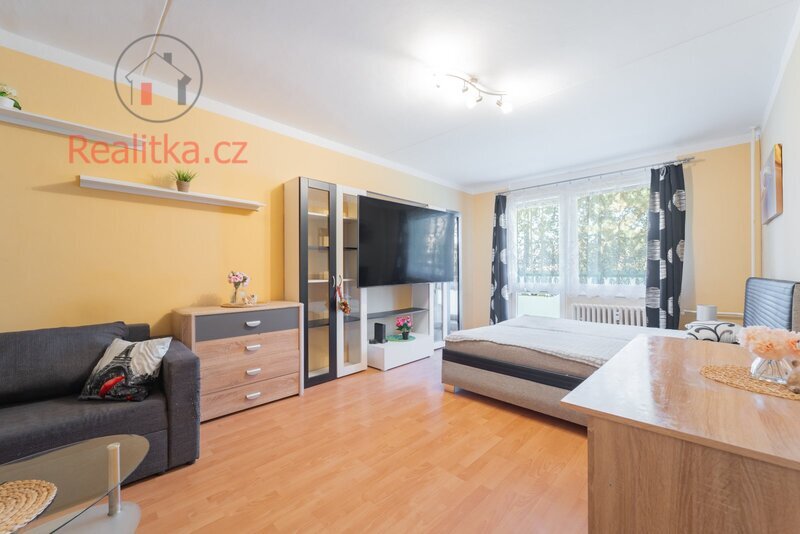 Prodej bytu 2 + 1 s příslušenstvím o celkové výměře 68,9 m² ve zvýšeném přízemí menšího panelového domu
