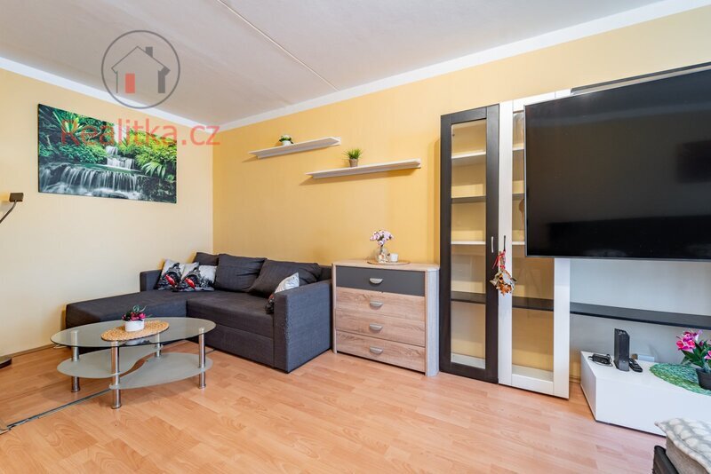 Prodej bytu 2 + 1 s příslušenstvím o celkové výměře 68,9 m² ve zvýšeném přízemí menšího panelového domu