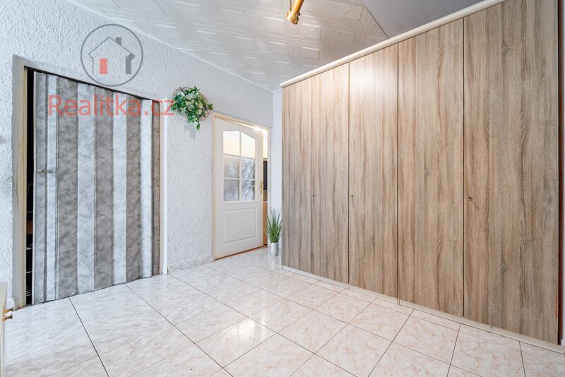 Prodej bytu 2 + 1 s příslušenstvím o celkové výměře 68,9 m² ve zvýšeném přízemí menšího panelového domu
