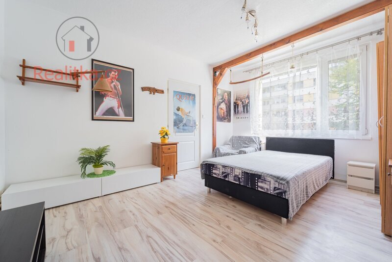 Prodej bytu 2 + 1 s příslušenstvím o celkové výměře 68,9 m² ve zvýšeném přízemí menšího panelového domu