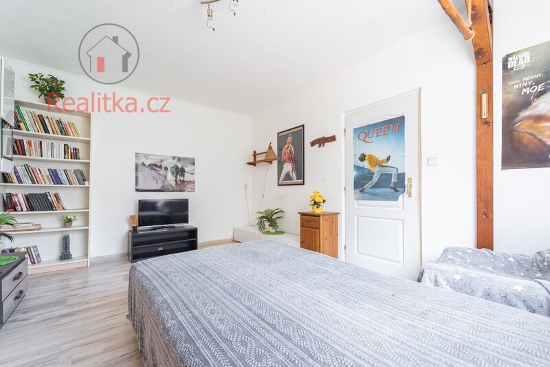 Prodej bytu 2 + 1 s příslušenstvím o celkové výměře 68,9 m² ve zvýšeném přízemí menšího panelového domu