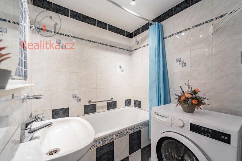 Prodej bytu 2 + 1 s příslušenstvím o celkové výměře 68,9 m² ve zvýšeném přízemí menšího panelového domu