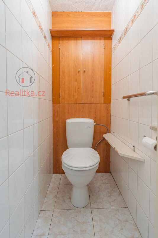 Prodej bytu 2 + 1 s příslušenstvím o celkové výměře 68,9 m² ve zvýšeném přízemí menšího panelového domu