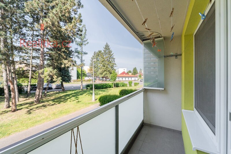 Prodej bytu 2 + 1 s příslušenstvím o celkové výměře 68,9 m² ve zvýšeném přízemí menšího panelového domu