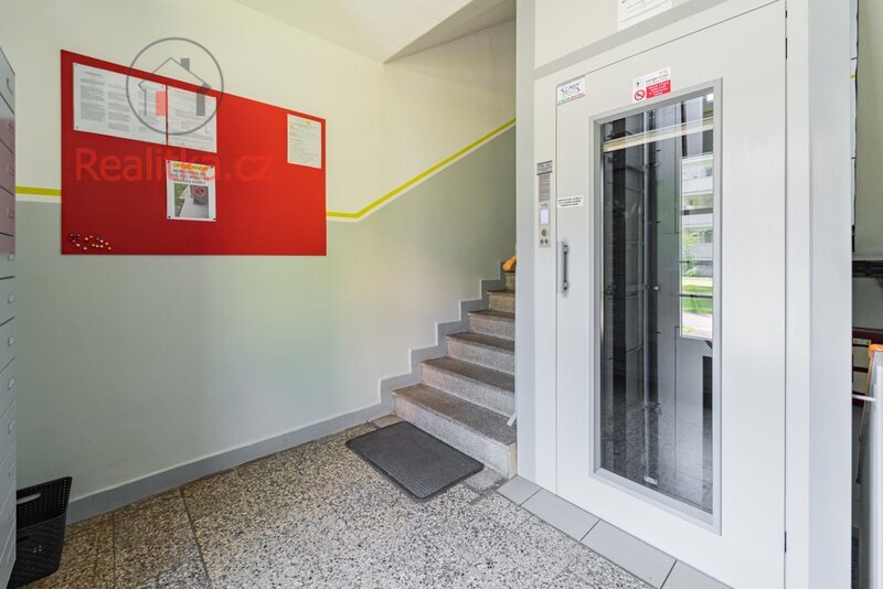 Prodej bytu 2 + 1 s příslušenstvím o celkové výměře 68,9 m² ve zvýšeném přízemí menšího panelového domu