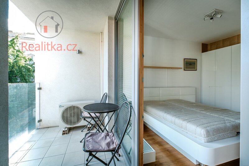 Prodej slunného bytu 2+kk v osobním vlastnictví s lodžií a garážovým stáním v Praze – Žižkově