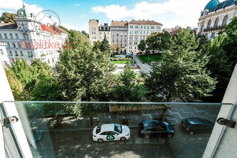 Prodej slunného bytu 2+kk v osobním vlastnictví s lodžií a garážovým stáním v Praze – Žižkově