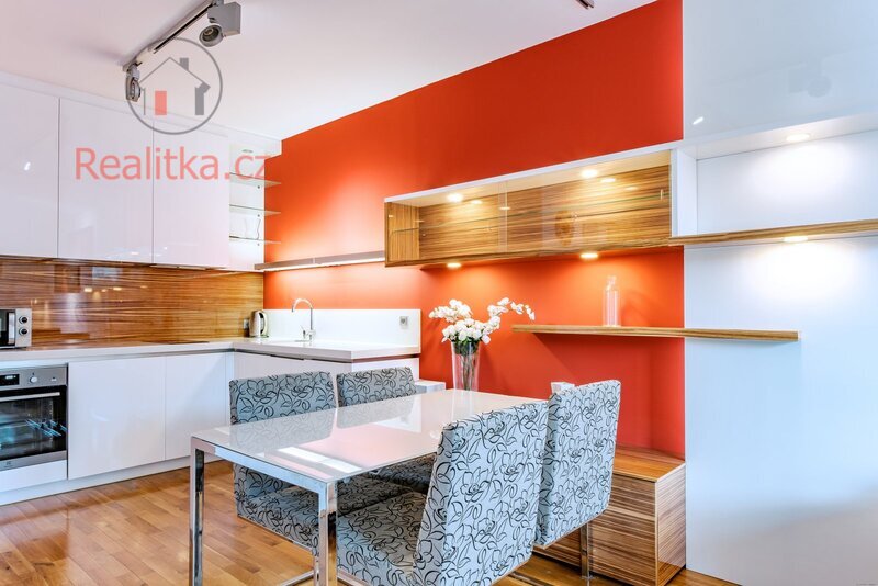 Prodej slunného bytu 2+kk v osobním vlastnictví s lodžií a garážovým stáním v Praze – Žižkově
