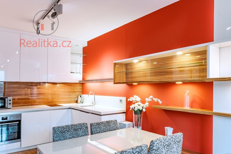 Prodej slunného bytu 2+kk v osobním vlastnictví s lodžií a garážovým stáním v Praze – Žižkově