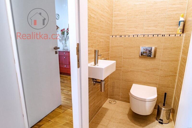 Prodej slunného bytu 2+kk v osobním vlastnictví s lodžií a garážovým stáním v Praze – Žižkově