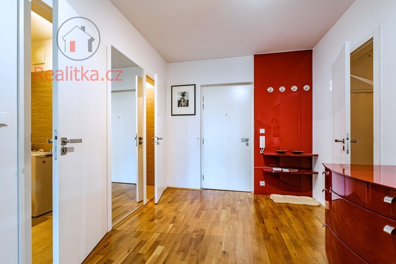 Prodej slunného bytu 2+kk v osobním vlastnictví s lodžií a garážovým stáním v Praze – Žižkově