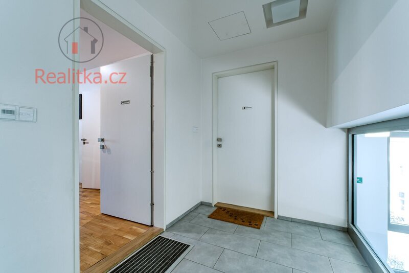 Prodej slunného bytu 2+kk v osobním vlastnictví s lodžií a garážovým stáním v Praze – Žižkově