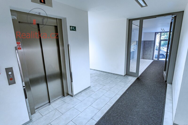Prodej slunného bytu 2+kk v osobním vlastnictví s lodžií a garážovým stáním v Praze – Žižkově