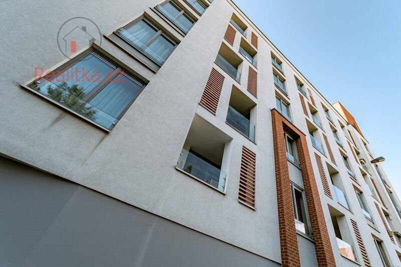 Prodej slunného bytu 2+kk v osobním vlastnictví s lodžií a garážovým stáním v Praze – Žižkově