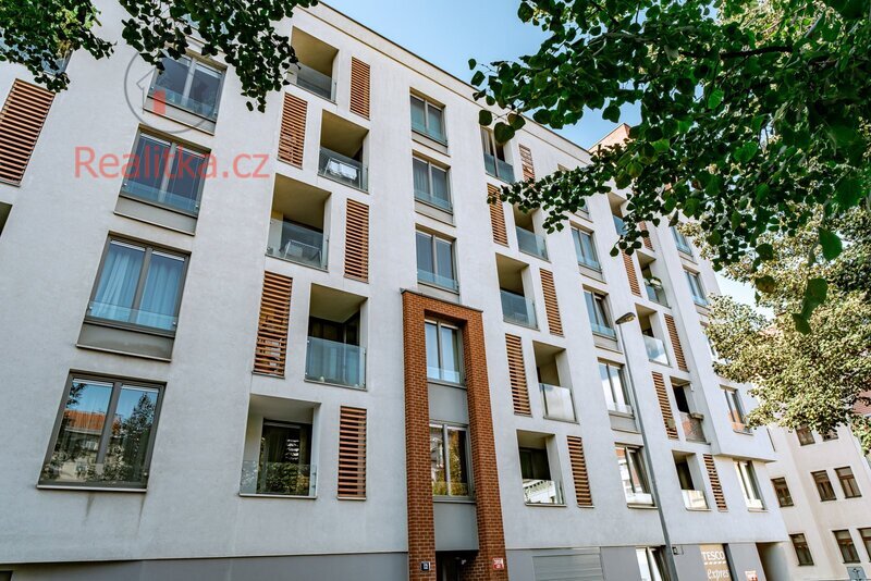 Prodej slunného bytu 2+kk v osobním vlastnictví s lodžií a garážovým stáním v Praze – Žižkově